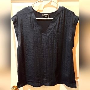 DKNY Sleeveless V-neck Flowy Black Blouse size Medium